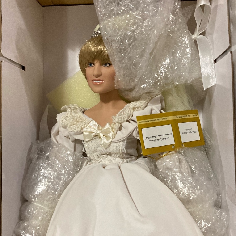 The People’s Princess porcelain doll from the Ashton-Drake Galleries - Picture 4 of 15